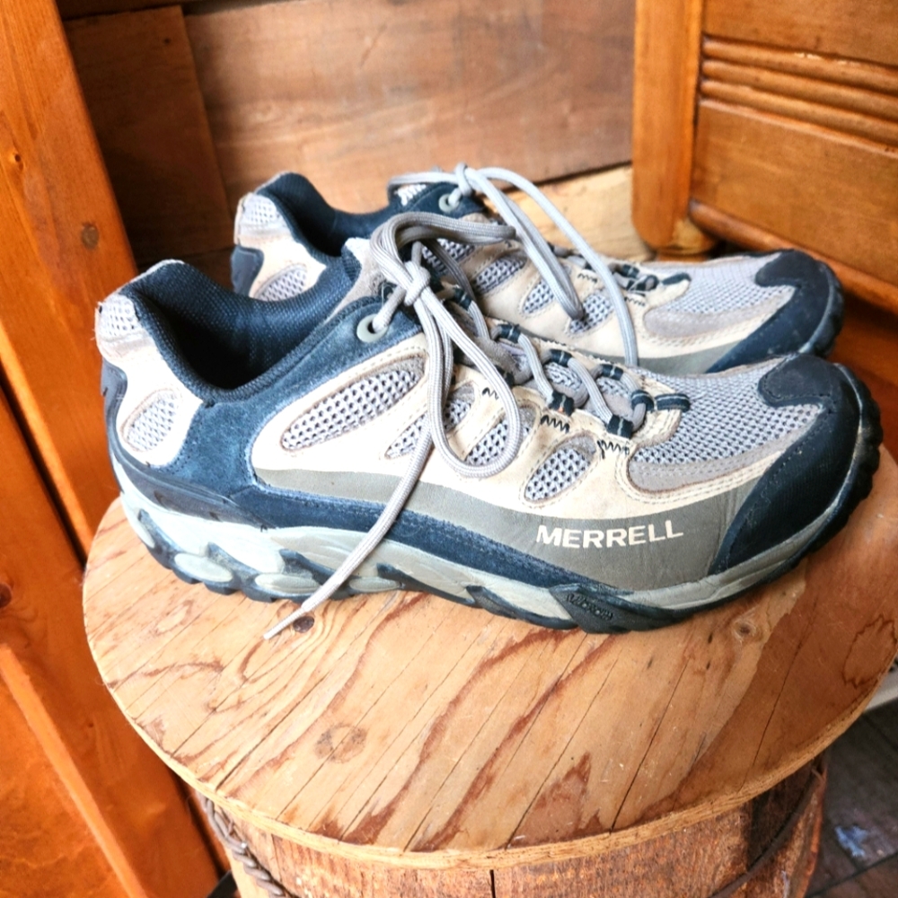 MERREL MENS HIKING SHOES- SIZE 10